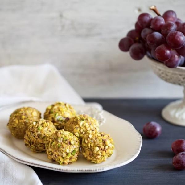 Cheese finger food with pistachio crust