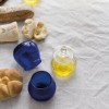 Bicchieri blu da degustazione con pane e olio